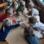 Dzieci próbują świeżych i suszonych owoców.jpg