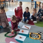 Dzieci segregują warzywa i owoce.jpg