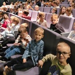 dzieci siedzą na widowni w teatrze .jpg