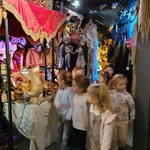 dzieci oglądają ekspozycję lalek teatralnych .jpg