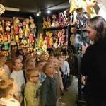dzieci poznają rodzaje lalek teatralnych .jpg