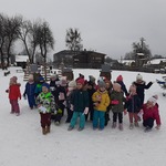 Grupa dzieci na tle zimowego krajobrazu.jpg