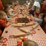 Dzieci przy stole wykonują pierniczki.jpg