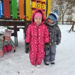 dzieci stoją na śniegu