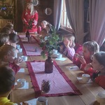 dzieci przy stole jedzą pierniczki i piją herbatę.jpg