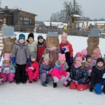 dzieci pozują do zdjęcia ustawione wokół bałwanków z drewna.jpg