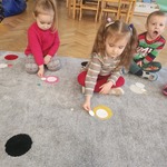 dzieci na dywanie układają koła od największego do najmniejszego