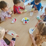 dzieci malują farbą papierowe talerzyki