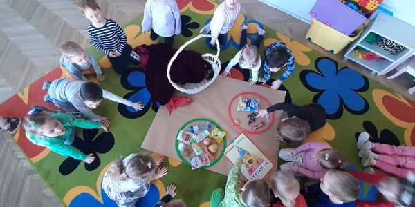 Dzieci na dywanie segregują produkty żywnościowe.jpg