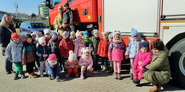 Grupa dzieci stojąca przed wozem strażackim.jpg