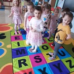 Dzieci stoją na pierwszych literach swoich imion