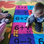 Chłopiec liczy figury geometryczne.jpg