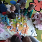 Dzieci siedzą wokół mapy Polski.jpg