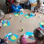 Dzieci przyklejają swoje imiona do kartek.jpg