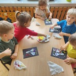 dzieci malują palcami krokusy (2).jpg