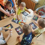dzieci malują palcami krokusy (4).jpg