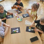 dzieci malują palcami krokusy.jpg