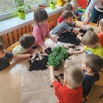 dzieci sadzą niezapominajki i cebulę.jpg