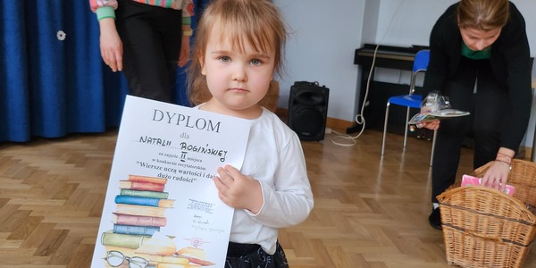 dziewczynka trzyma dyplom.jpg