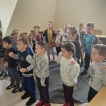 dzieci stoją przed tablicą multimedialną i naśladują ruch do piosenki.jpg