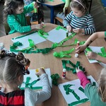 Dzieci przyklejają zielone paski bibułki .jpg