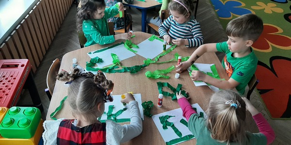 Dzieci przyklejają zielone paski bibułki .jpg