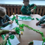 Dzieci układają zieloną bibułę .jpg