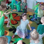 Dzieci tańczą wiosenny taniec.jpg