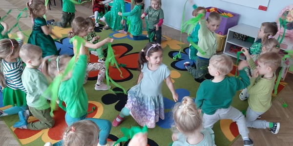 Dzieci tańczą wiosenny taniec.jpg
