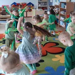 Dzieci tańczą ze wstążkami.jpg