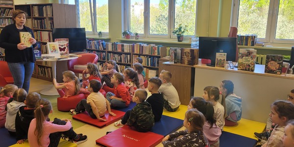 dzieci słuchają Pani bibliotekarki.jpg