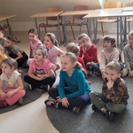 dzieci siedząc na dywanie słuchają lektora .jpg