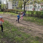 dzieci biegną trzymając piłkę do rugby.jpg