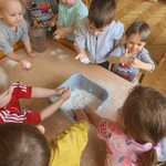 dzieci bawią się mąką.jpg