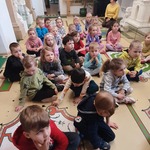 grupa dzieci we wnętrzach muzeum.jpg