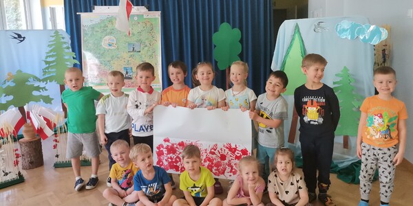 Grupa dzieci z namalowaną flagą Polski.jpg